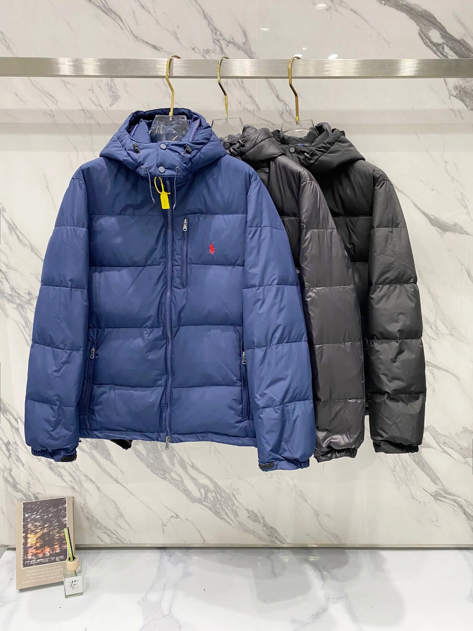 P700 Ralph Lauren/Ralph Lauren classic style winter new bright leather black down jacket jacket with removable hood extra thick plus velvet down jacket windproof and waterproof couple model [top version sold with anti-counterfeiting buckle] Purchase the original mold to create a full set of customized accessories Details determine success or failure 1. Imported barudan/Behringer embroidery machine customized 10,000-needle electric embroidery uses imported No. 7 needle imported embroidery thread to ensure that each word is full, three-dimensional and clear. It can be called the most expensive embroidery logo 2. It is filled with national standard 80 white duck down and has better thermal insulation performance. It is light and not heavy and has good fluff recovery after compression. 3. The inner lining is made of nylon and has a double-layer sealing design that will not cause any velvet leakage. The adjustable hem with a built-in drawstring buckle can prevent wind and cold. Ralph Lauren comes from the United States and has a strong American flavor. There are two brands under the name of Ralph Lauren: Poloby Ralph Lauren and Ralph Lauren has created a sales field of high-quality fashion in the world, and continues to promote the reputation of designer Ralph Lauren and the glorious image of the Ralph Lauren brand. Accessories: Original tag, washed label + electroplated YK zipper logo, the same style for both men and women, a must-have winter style. Color: bright black, matte black, navy blue, size: M~XXL